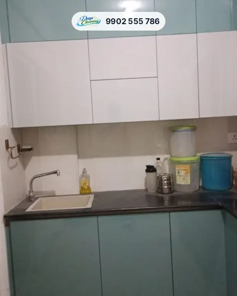 Modular kitchen with glossy blue and white shutters and a granite counter